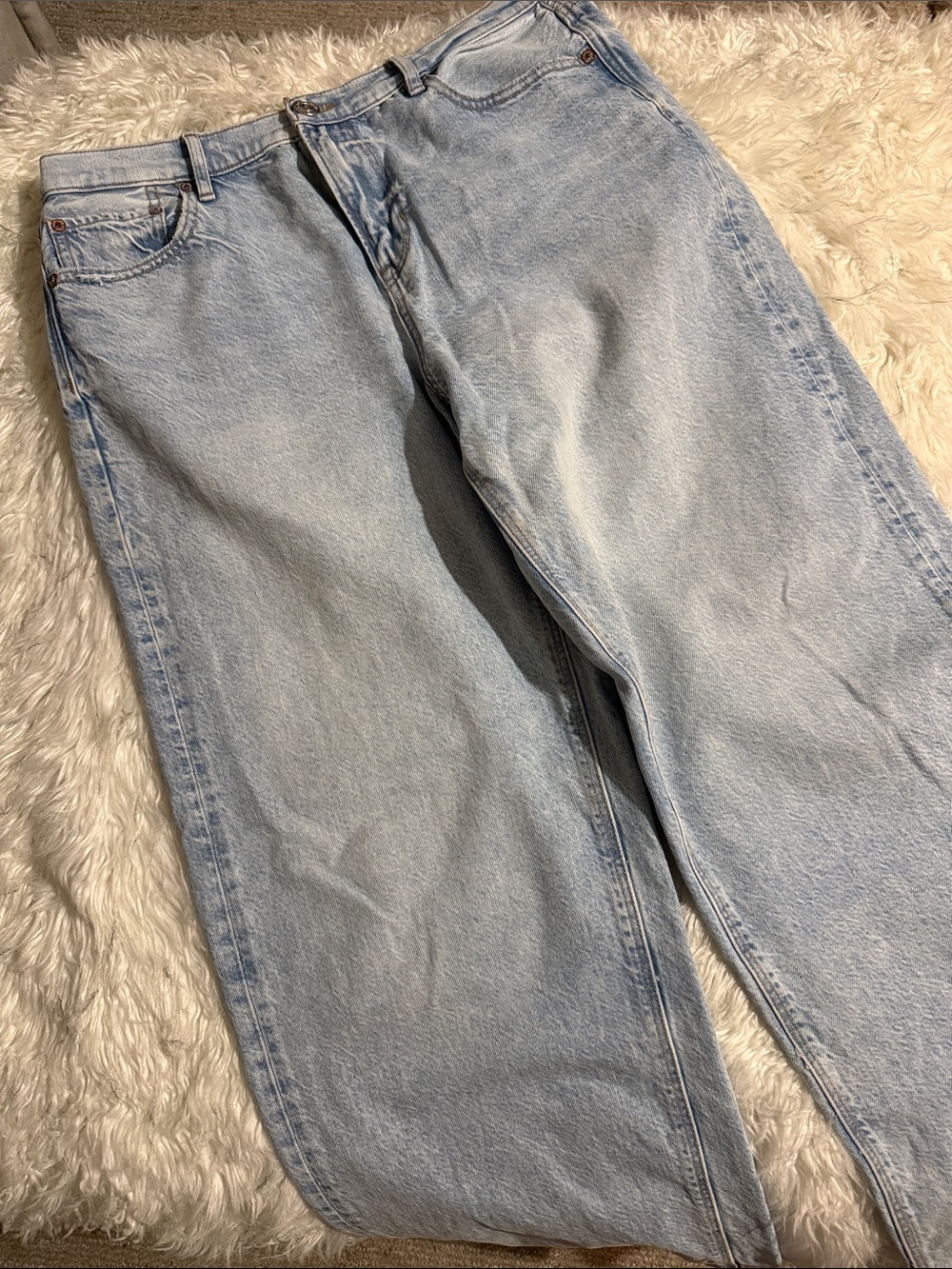 American Eagle Outfitters Light Blue Relaxed Fit, Wide-Leg Jeans!
